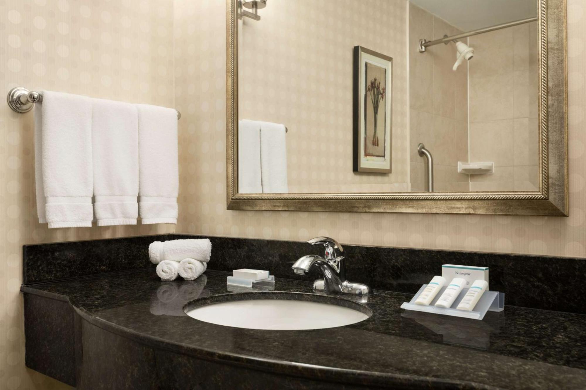 Hilton Garden Inn Toronto/ווהוגן מראה חיצוני תמונה